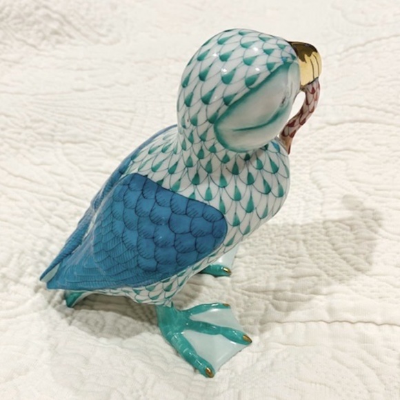 O1-Retired Herend Fishnet Puffin with Fish Figurine - Picture 6 of 8